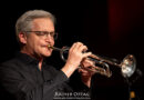 Ralf Hesse mit Brille bei der Miles Davis Festival Band in der Kongresshalle Böblingen 2026