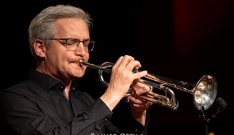 Ralf Hesse mit Brille bei der Miles Davis Festival Band in der Kongresshalle Böblingen 2026