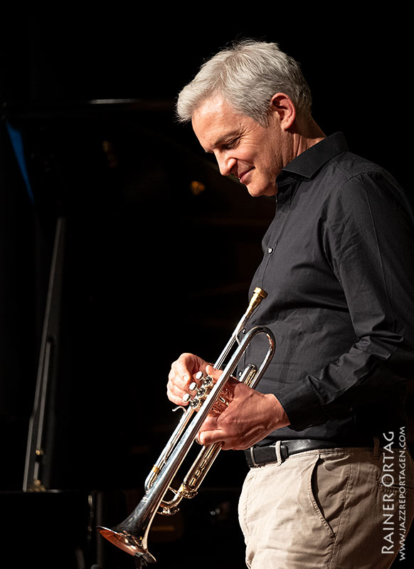 Trompeter Ralf Hesse mit seinem Instrument in der Kongresshalle Böblingen 2026
