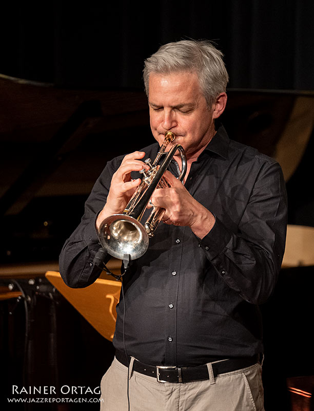 Ralf Hesse spielt die Trompete bei der Miles Davis Festival Band in der Kongresshalle Böblingen 2026