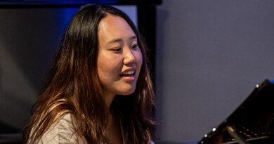 Sol Jang voll Freude am großen Bechstein-Flügel in Tübingen 2026