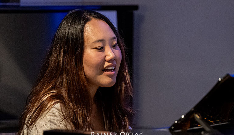 Sol Jang voll Freude am großen Bechstein-Flügel in Tübingen 2026