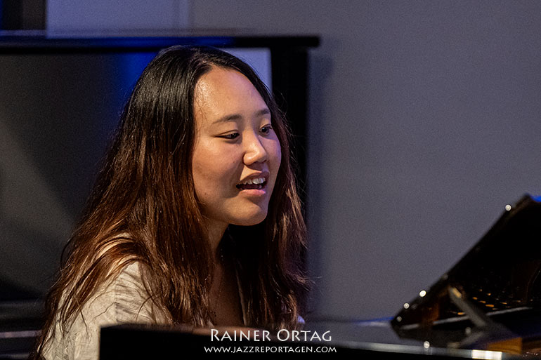 Sol Jang voll Freude am großen Bechstein-Flügel in Tübingen 2026