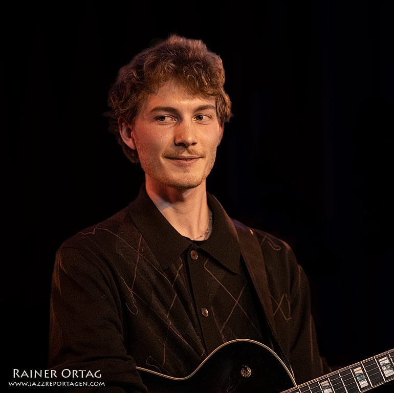 Yoshi Tschira verschmitzt im SWR - Studio Tübingen 2025