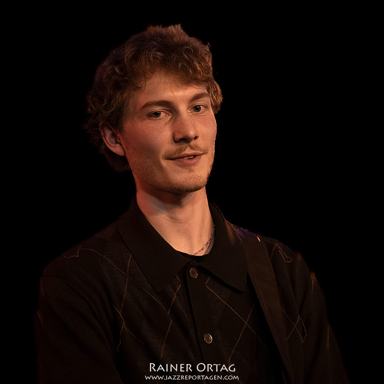 Yoshi Tschira im SWR - Studio Tübingen 2025 Portrait in Farbe