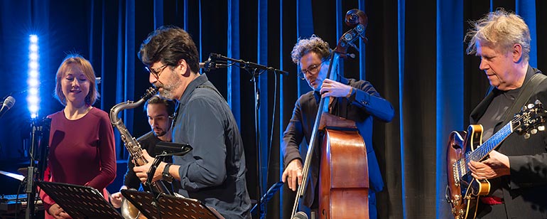 Axel Fischbacher Trio (feat. Tamara Lukasheva & Ohad Talmor) auf der Bühne