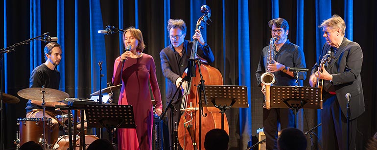 Das Axel Fischbacher Trio (feat. Tamara Lukasheva & Ohad Talmor) auf der Bühne