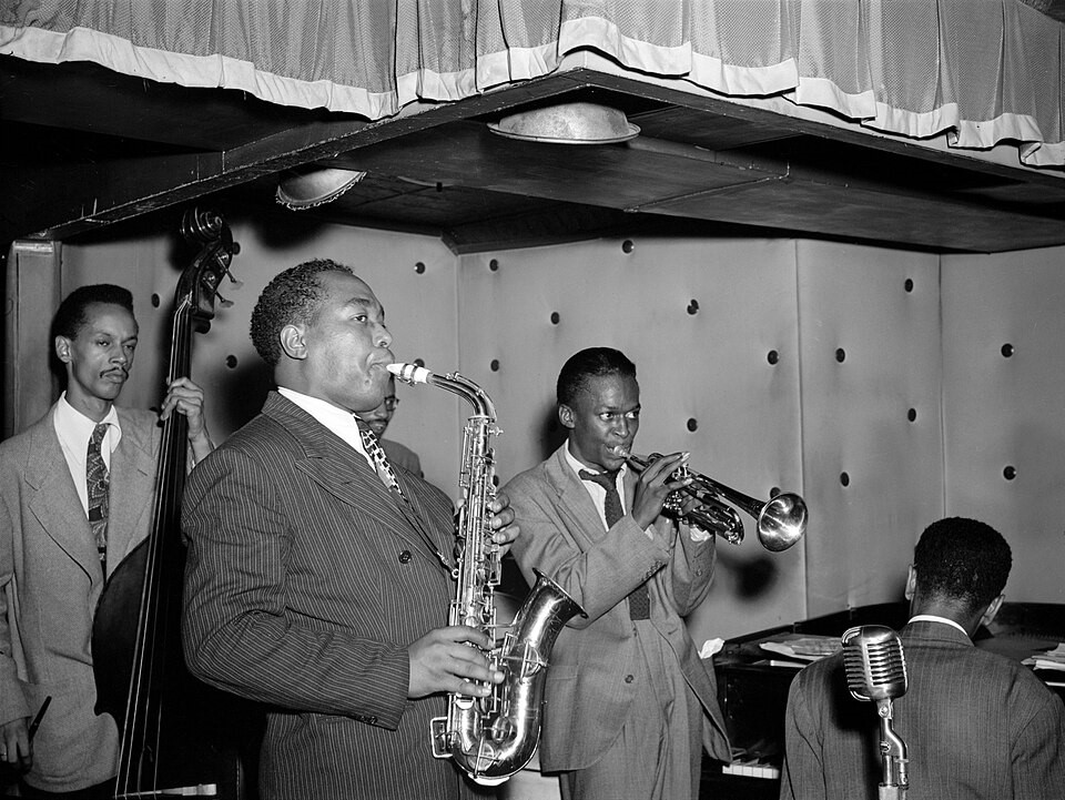 Charlie Parker, Tommy Potter, Miles Davis, Duke Jordan, Max Roach (verdeckt von Charlie Parker), aufgenommen August 1947 im Club „Three Deuces“ New York von William P. Gottlieb