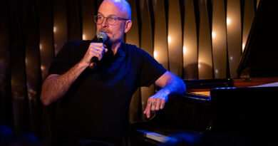Benjamin Lackner moderiert den Auftritt seines Quintet im Jazzclub Bix Stuttgart 2026