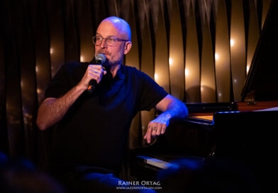 Benjamin Lackner moderiert den Auftritt seines Quintet im Jazzclub Bix Stuttgart 2026