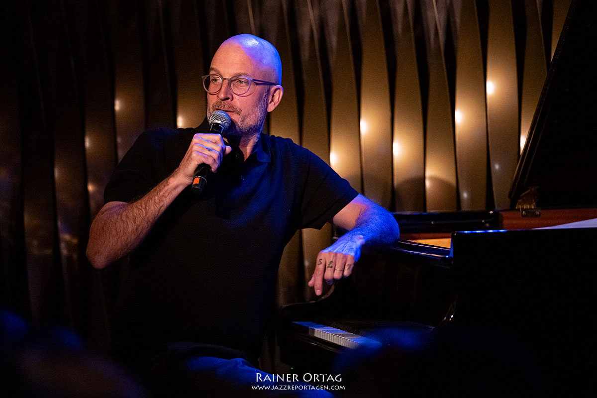 Benjamin Lackner moderiert den Auftritt seines Quintet im Jazzclub Bix Stuttgart 2026