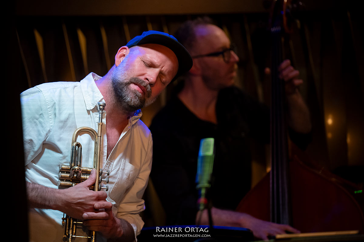 Mathias Eick ganz in der Musik versunken bei Benjamin Lackner Quintet im Jazzclub Bix Stuttgart 2026