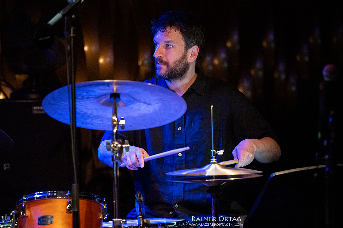 Peter Gall hoch konzentriert am Schlagzeug des Benjamin Lackner Quintet im Jazzclub Bix Stuttgart 2026