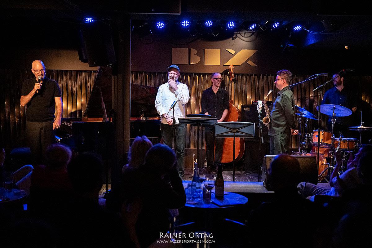 Benjamin Lackner stellt die Mitglieder des Quintet vor im Jazzclub Bix Stuttgart 2026