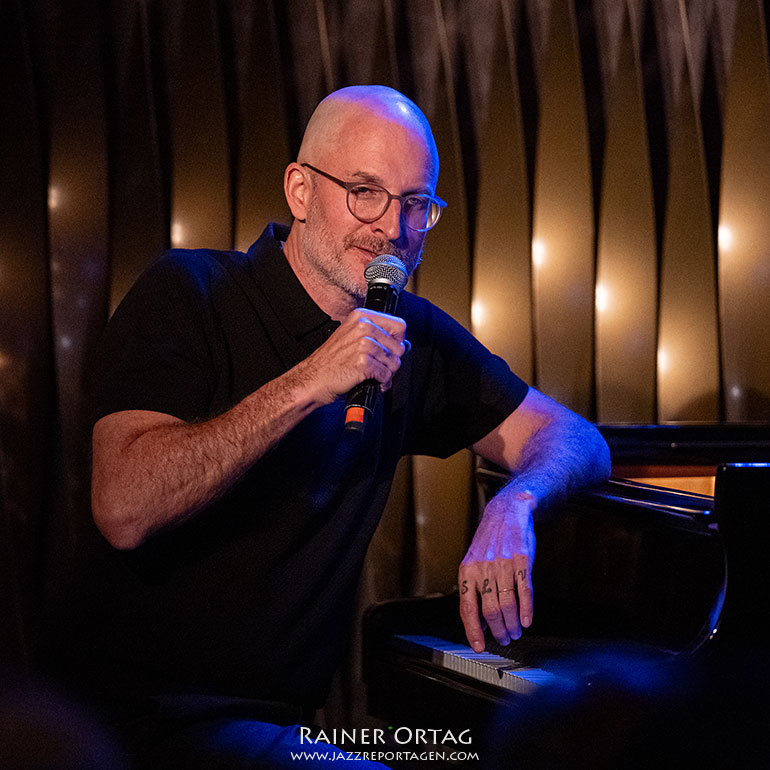 Benjamin Lackner bei der Ansage im Jazzclub Bix Stuttgart 2026