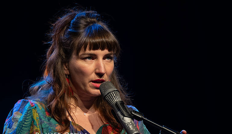 Sängerin und Pianistin Anna Anderluh beim Rondo à la Rondell im Porgy & Bess Wien 2025