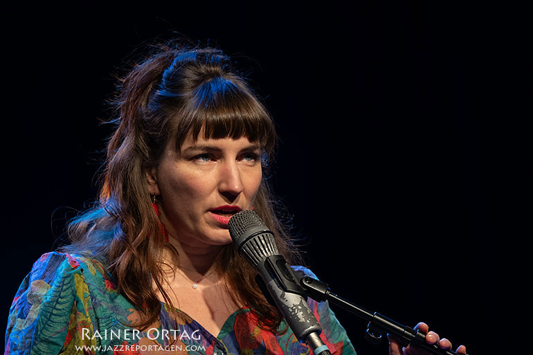 Sängerin und Pianistin Anna Anderluh beim Rondo à la Rondell im Porgy & Bess Wien 2025
