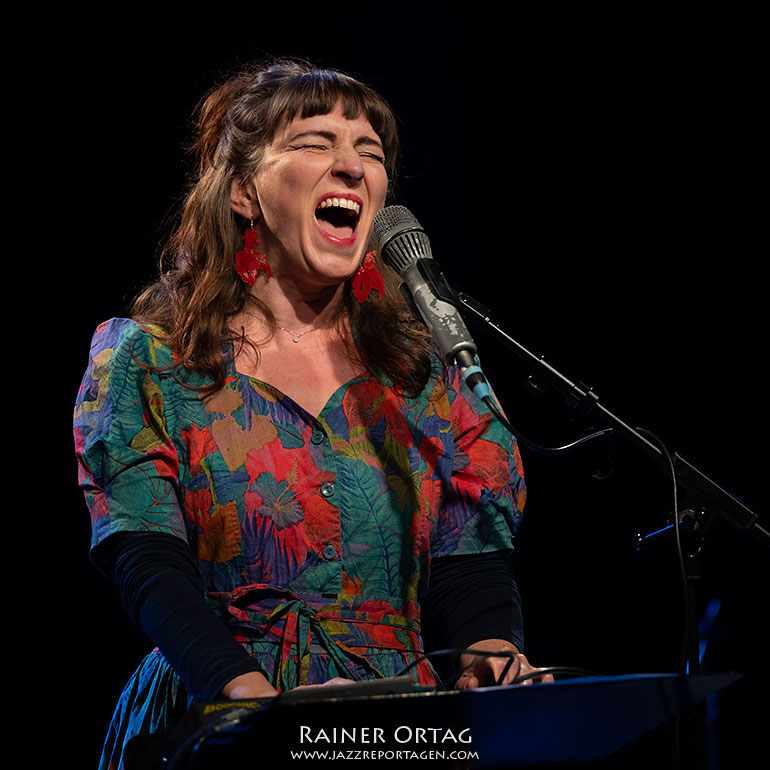 Die Sängerin Anna Anderluh beim Rondo à la Rondell im Porgy & Bess Wien 2025