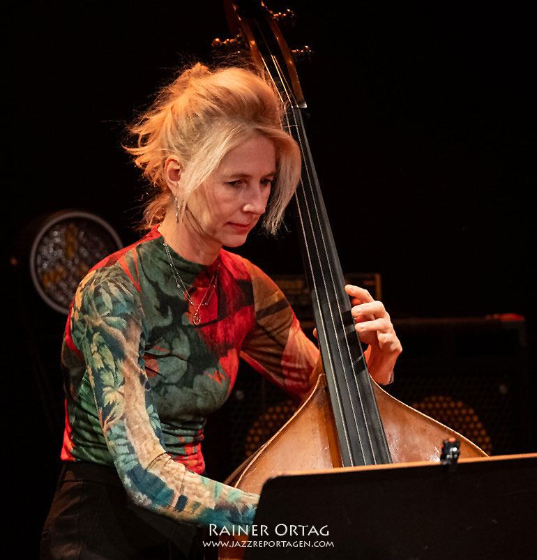 Gina Schwarz spielt Bass beim Rondo à la Rondell im Porgy & Bess Wien 2025