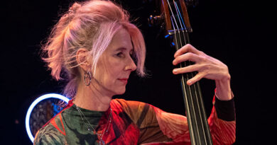 Gina Schwarz spielt Kontrabass beim Rondo à la Rondell im Porgy & Bess Wien 2025