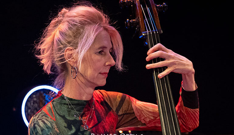 Gina Schwarz spielt Kontrabass beim Rondo à la Rondell im Porgy & Bess Wien 2025