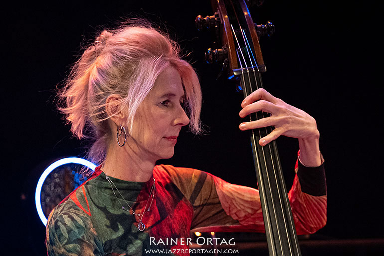 Gina Schwarz spielt Kontrabass beim Rondo à la Rondell im Porgy & Bess Wien 2025