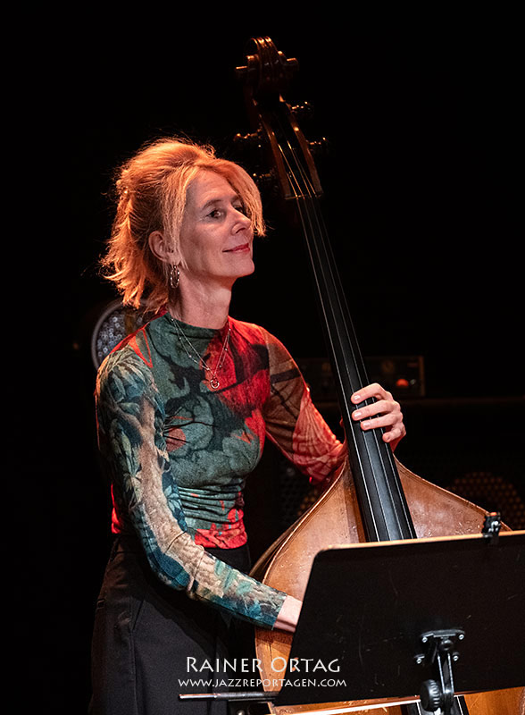 Gina Schwarz auf der Bühne des Musicclub Porgy & Bess Wien 2025