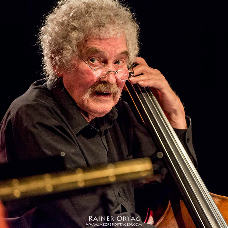 Günter Lenz auf der Bühne mit Bebelaar-Kroll-Lenz im Sudhaus Tübingen 2016