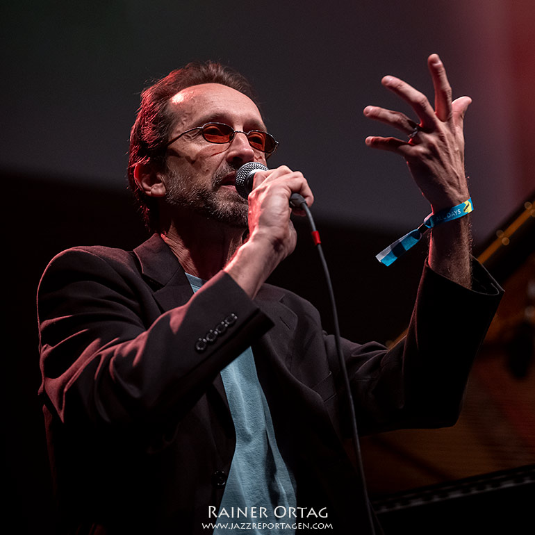 Jeremy Ledbetter moderiert beim den showcase des Trio auf der jazzahead! Bremen 2026