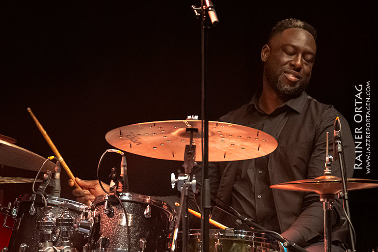 Larnell Lewis on stage mit dem Jeremy Ledbetter Trio bei der jazzahead! Bremen 2026