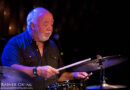 Peter Erskine hochkonzentriert an den Drums des Jazzclub Bix Stuttgart 2026