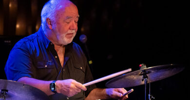 Peter Erskine hochkonzentriert an den Drums des Jazzclub Bix Stuttgart 2026