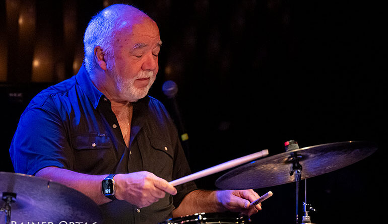 Peter Erskine hochkonzentriert an den Drums des Jazzclub Bix Stuttgart 2026