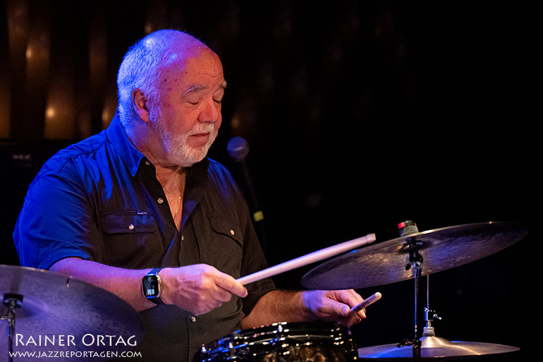 Peter Erskine hochkonzentriert an den Drums des Jazzclub Bix Stuttgart 2026