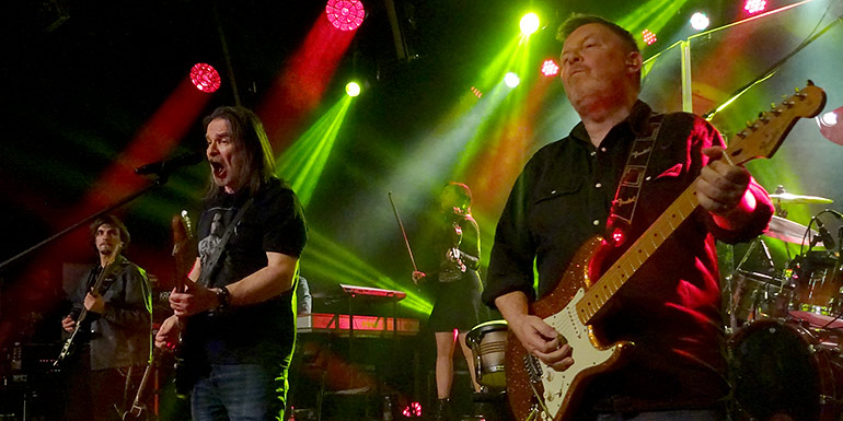 Sänger Ray Wilson mit Band auf der Bühne der Lehenbachhalle in Winterbach 2026