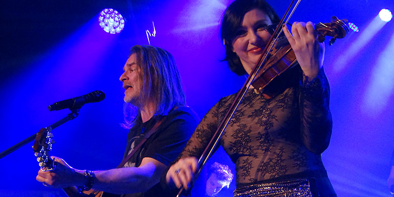 Ex-Genesis Sänger Ray Wilson mit Geigerin in der Lehenbachhalle in Winterbach 2026