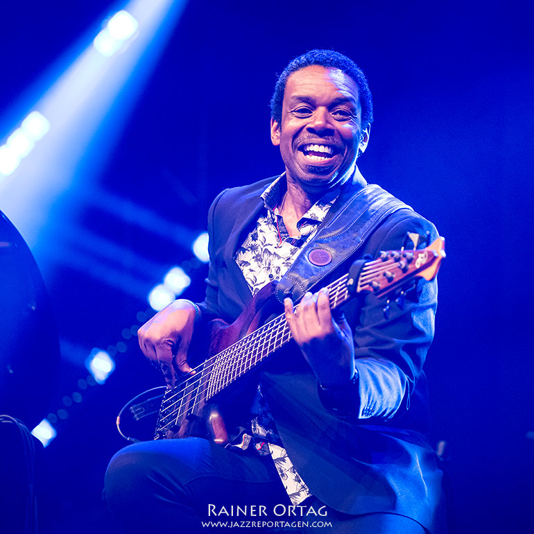 Lachender Rich Brown am Bass des Jeremy Ledbetter Trio bei der jazzahead! Bremen 2026