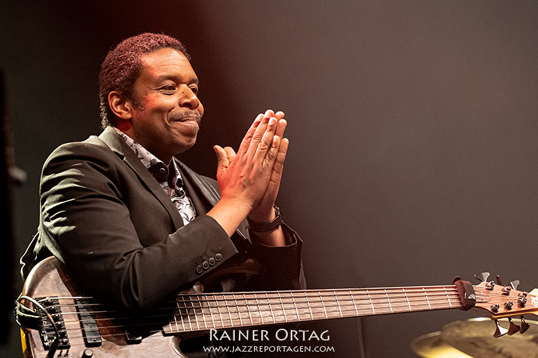 Rich Brown bedankt sich beim showcase mit dem Jeremy Ledbetter Trio in Bremen 2026