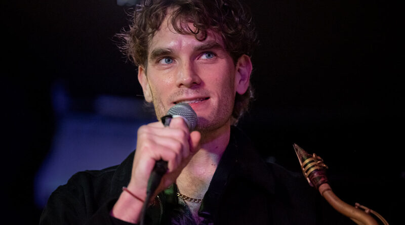 Tobias Meinhart begrüßt das Publikum im Pappelgarten Reutlingen 2026