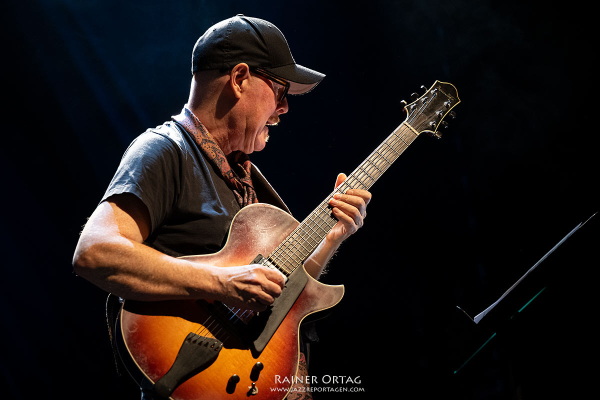 Wolfgang Haffner Groove All Stars: Ulf Wakenius mit den Wolfgang Haffner Groove All Stars im Theaterhaus Stuttgart 2026