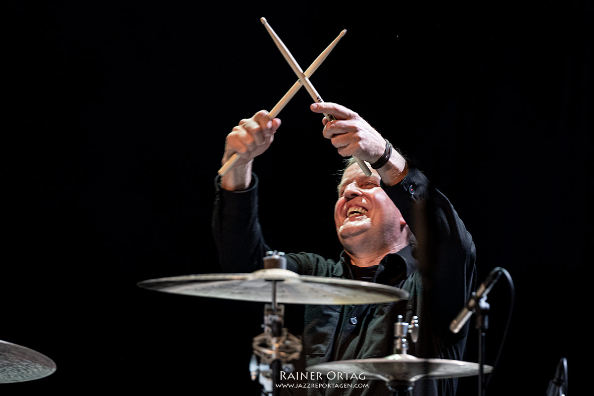 Wolfgang Haffner Groove All Stars: Wolfgang Haffner an den Drums im bei den Theaterhaus Jazztagen 2026