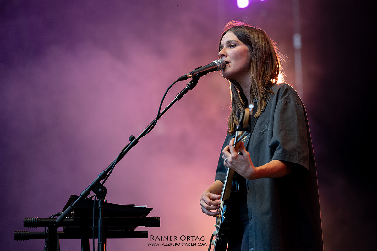 Art School Girlfriend bei den jazz open Modena auf der Piazza Roma 2026 Art School Girlfriend mit Gitarre bei den jazz open Modena auf der Piazza Roma 2026