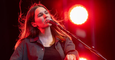 Art School Girlfriend singt bei den jazz open Modena auf der Piazza Roma 2026