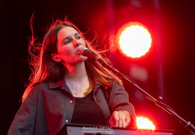 Art School Girlfriend singt bei den jazz open Modena auf der Piazza Roma 2026