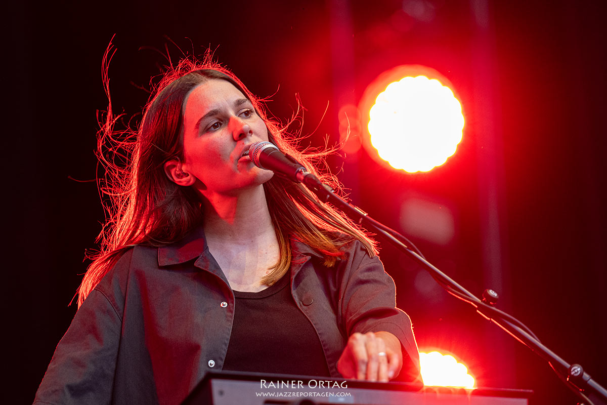Art School Girlfriend singt bei den jazz open Modena auf der Piazza Roma 2026