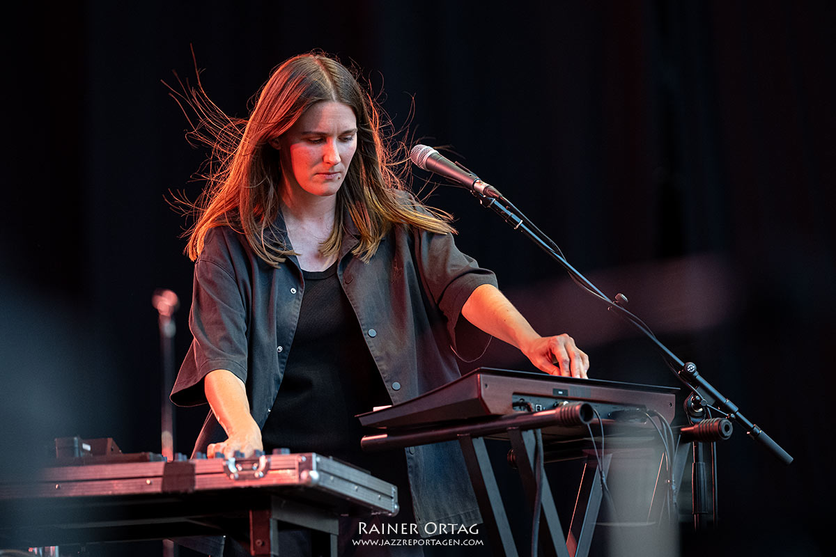 Art School Girlfriend bei den jazz open Modena auf der Piazza Roma 2026 Art School Girlfriend performt bei den jazz open Modena auf der Piazza Roma 2026