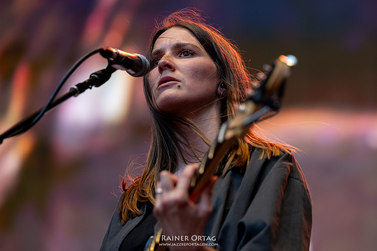 Art School Girlfriend bei den jazz open Modena auf der Piazza Roma 2026 Art School Girlfriend sehr ernst bei den jazz open Modena auf der Piazza Roma 2026