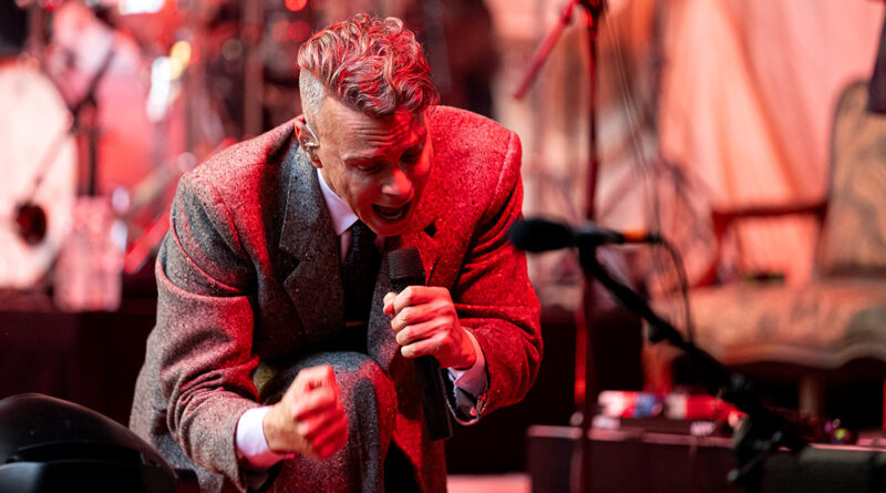 Asaf Avidan auf der Bühne im Alten Schloss bei den jazz open stuttgart 2026