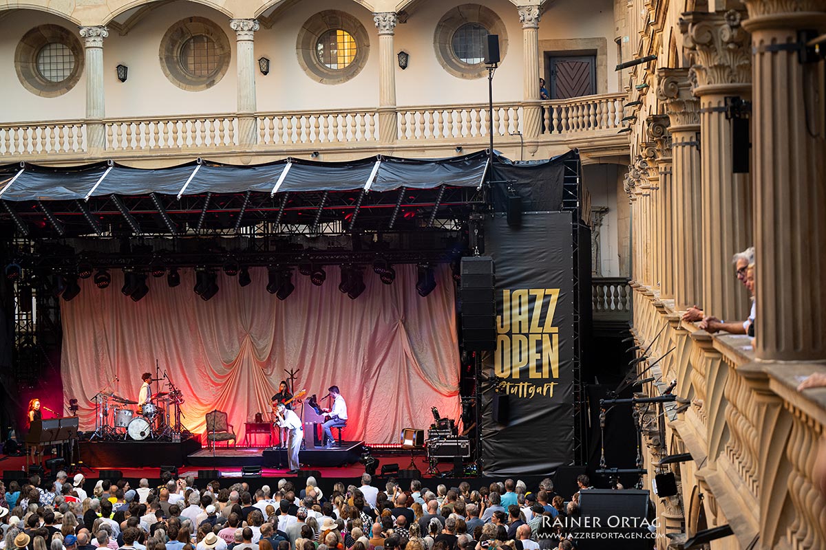 Asaf Avidan im Alten Schloss bei den jazz open stuttgart 2026 Asaf Avidan im Arkadenhof des Alten Schlosses bei den jazz open stuttgart 2026