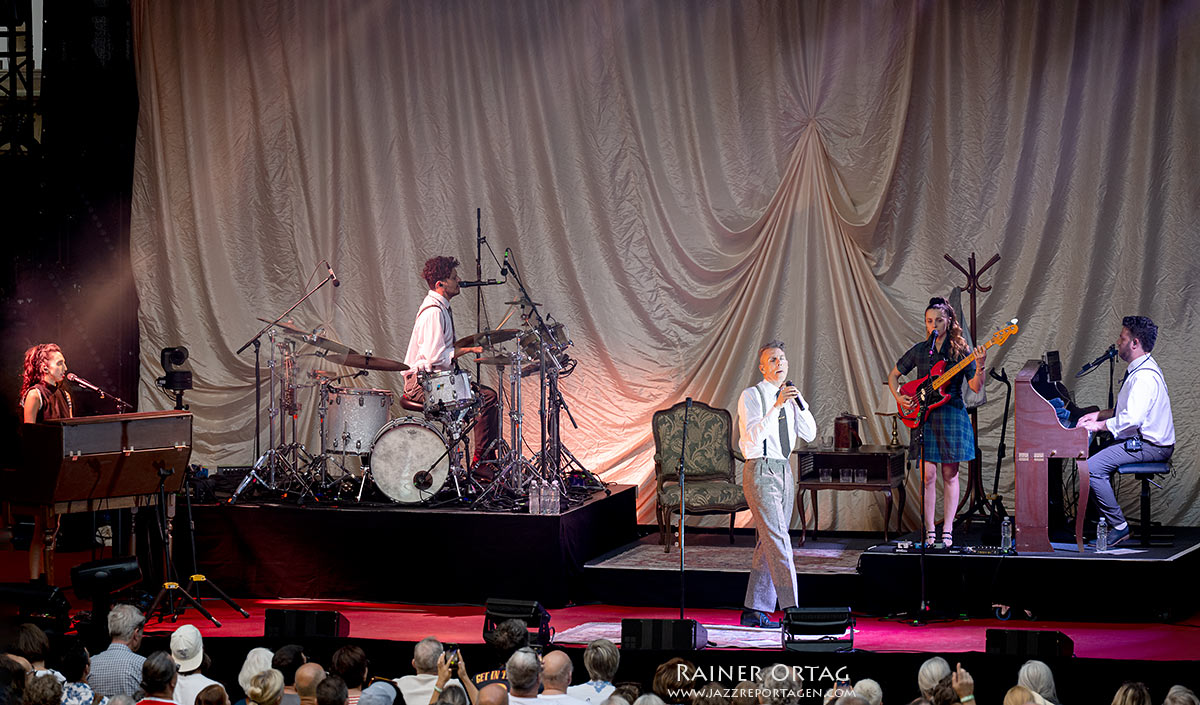 Asaf Avidan im Alten Schloss bei den jazz open stuttgart 2026 Asaf Avidan mit seiner Band im Alten Schloss bei den jazz open stuttgart 2026